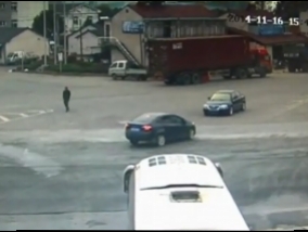 Confrontation with death: Chinaman escaped two cars riding toward to him (video)