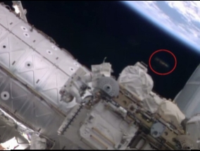 Astronauts when working in an open space, the ISS captured UFOs (Video)