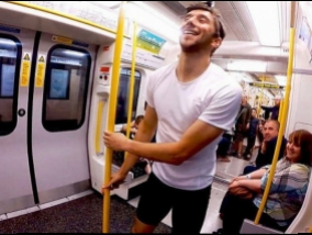 Man fled ahead of the London Underground train (Video)