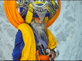 The world's largest turban - what he is hiding? (Video)