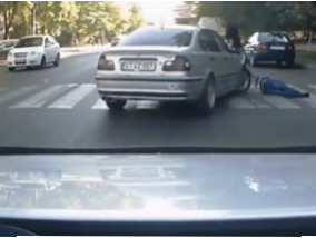 Recorded: driver special hit by the car the pedestrian  (Video)