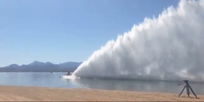 Beasts on the water: how to pull boats 'Top Fuel' build giant walls of water (video)