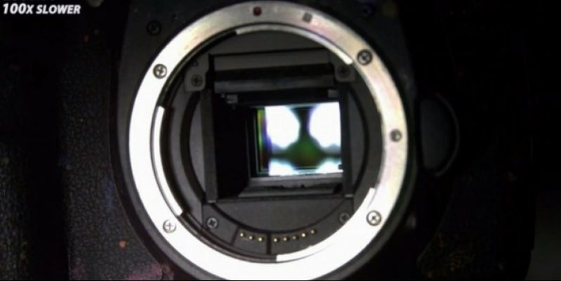 Thousands of times slower: the operation of a digital SLR camera (Video)