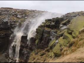 Fierce winds not only stopped the waterfall, but turned his flow up (Video)