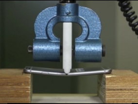 Scientific experiment: how much force is needed to bend the iPhone 6 Plus and other phones? (Video)