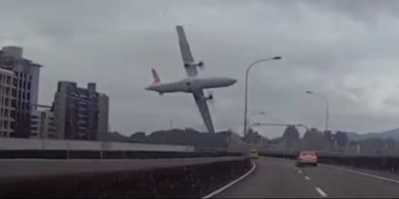 Taiwan broken airplane pilot mistakenly turned off the wrong engine (Video)