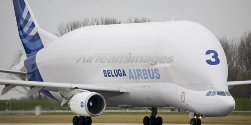 Airbus Beluga - airplane transporting aircraft parts (Video)