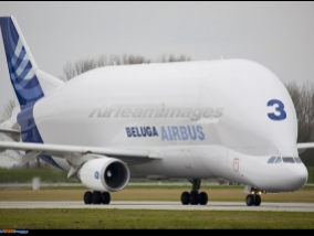 Airbus Beluga - airplane transporting aircraft parts (Video)