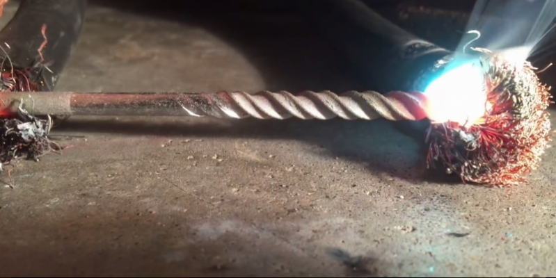 What happens during a steel drill bit after spending 800 amps current strength (Video)